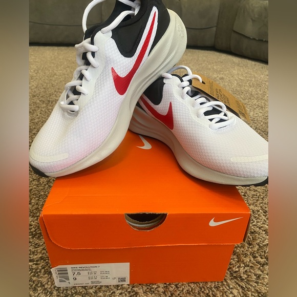 Nike Men's Revolution 7 Road Running Shoes. - Picture 2 of 5